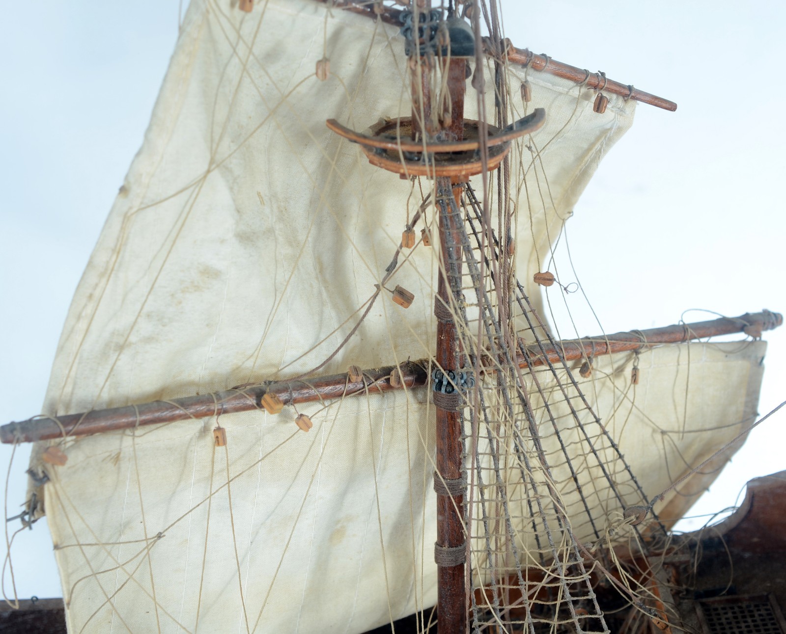 Miniatura de navio em madeira, caixa de acrílico. Desgastes. - foto 5 de 11