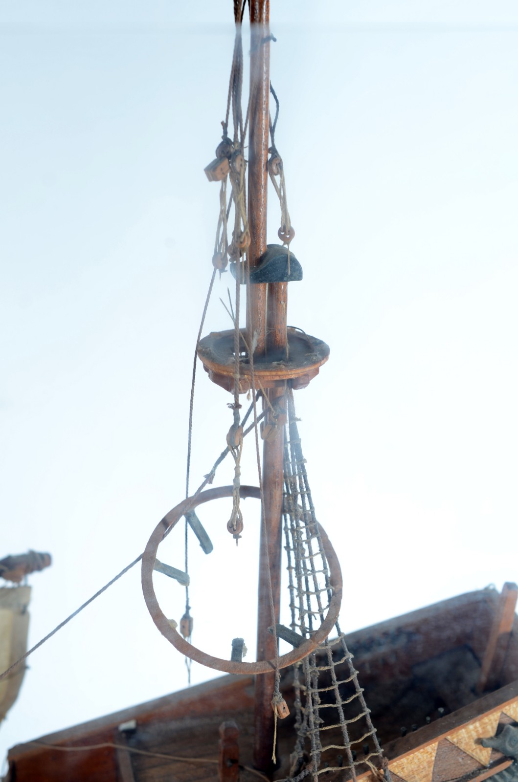 Miniatura de navio em madeira, caixa de acrílico. Desgastes. - foto 6 de 11