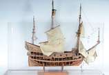 Miniatura de navio em madeira, caixa de acrílic... - Miniatura de navio em madeira, caixa de acrílico. Desgastes.