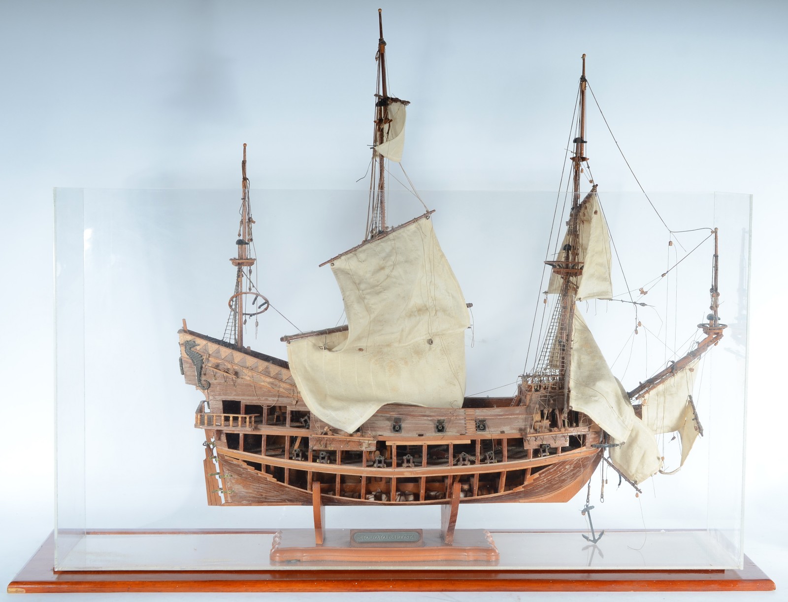 Miniatura de navio em madeira, caixa de acrílico. Desgastes. - foto 7 de 11