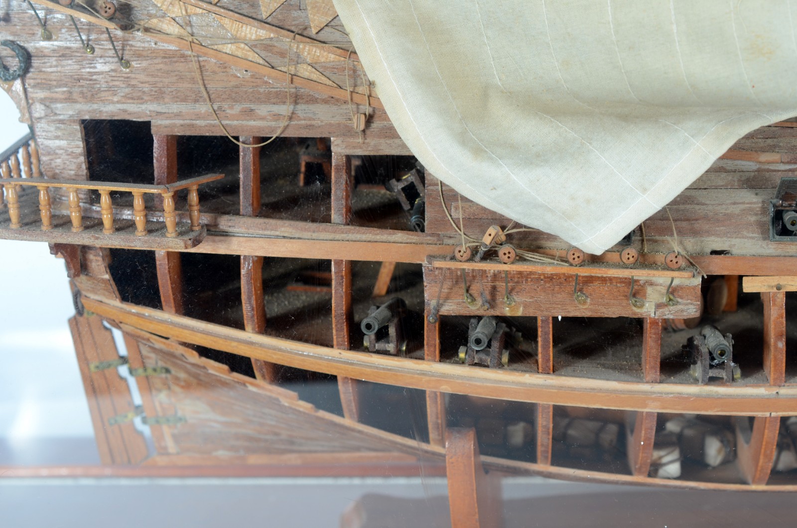 Miniatura de navio em madeira, caixa de acrílico. Desgastes. - foto 9 de 11