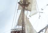 Miniatura de navio em madeira, caixa de acrílic... - Miniatura de navio em madeira, caixa de acrílico. Desgastes.