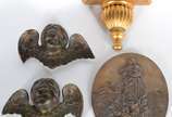 Quatro peças sacras, sendo: par de anjos de mad... - Quatro peças sacras, sendo: par de anjos de madeira entalhada e patinada (uma com asa colada); placa de bronze com figura de Nossa Senhora e anj...