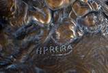 Quatro peças sacras, sendo: par de anjos de mad... - Quatro peças sacras, sendo: par de anjos de madeira entalhada e patinada (uma com asa colada); placa de bronze com figura de Nossa Senhora e anj...