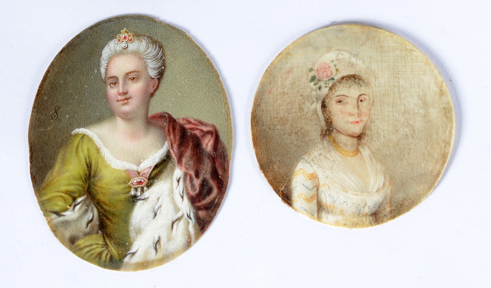 Duas placas pintadas sobre marfim representando dama e menina. - foto 2 de 8