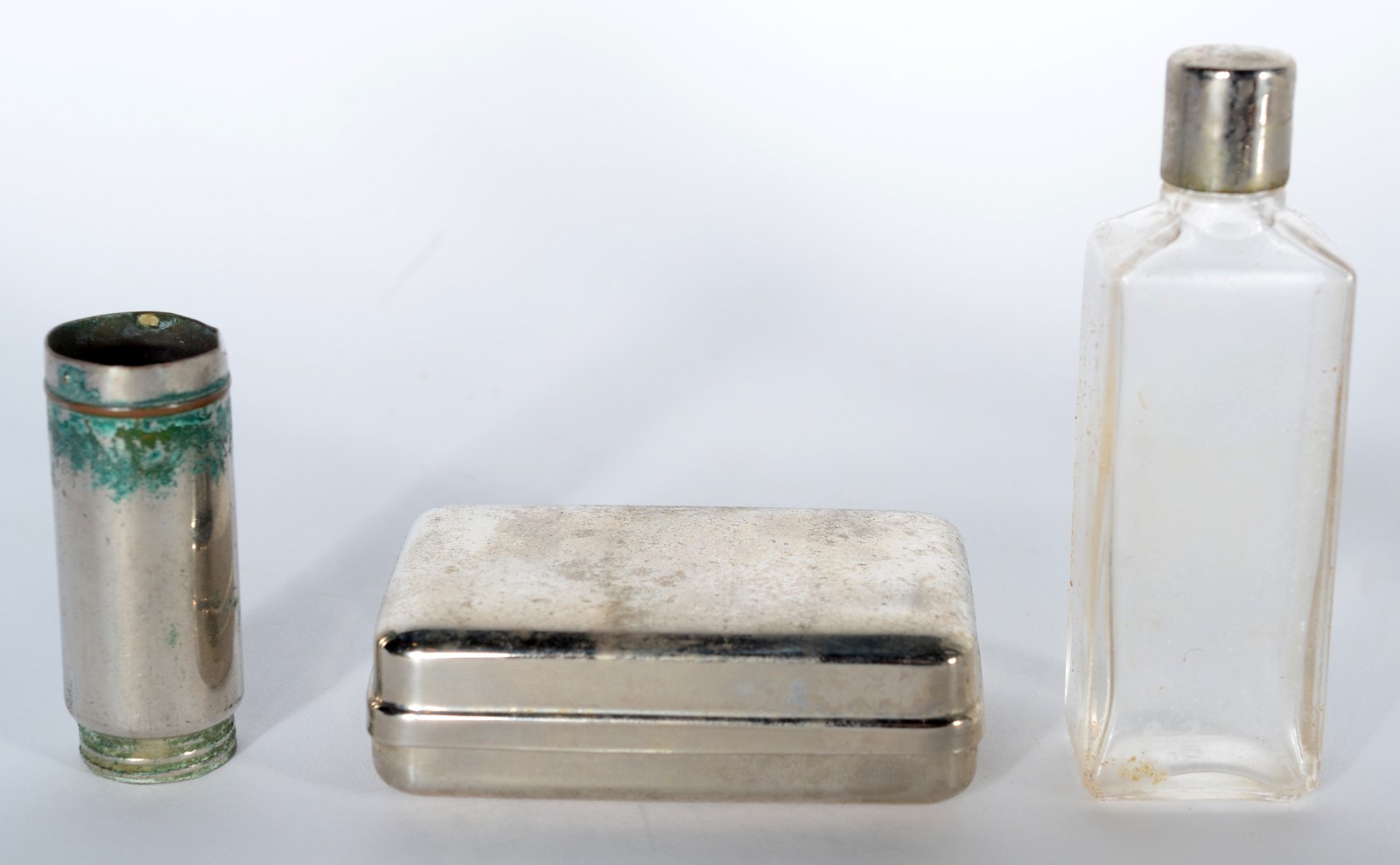 Estojo com peças de metal e vidro para toilette. - foto 4 de 7