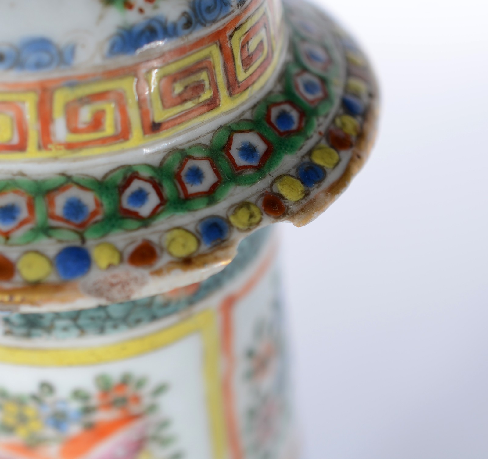 Antigo potiche de porcelana chinesa decorado com guirlandas florais... - foto 4 de 8