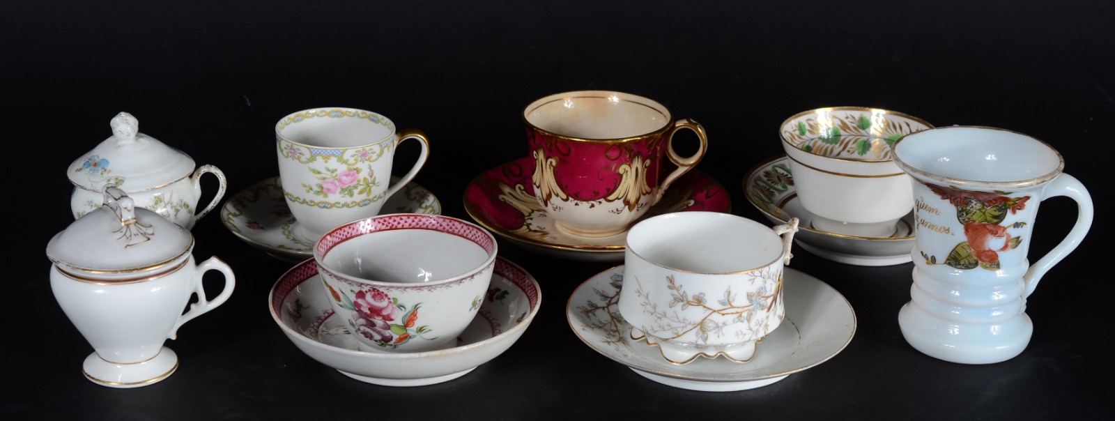 Diversas peças de porcelana, sendo: 4 xícaras de chá com pires, bowl... - foto 1 de 11