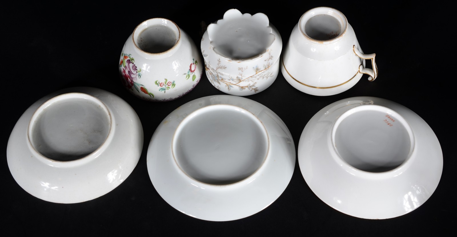 Diversas peças de porcelana, sendo: 4 xícaras de chá com pires, bowl... - foto 5 de 11