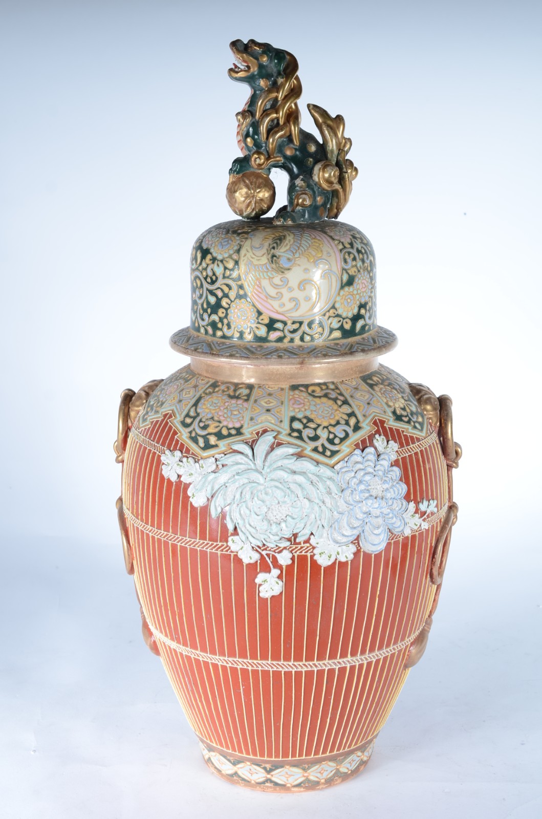 Potiche de porcelana oriental, decorado com flores e "laçarotes" em... - foto 1 de 8