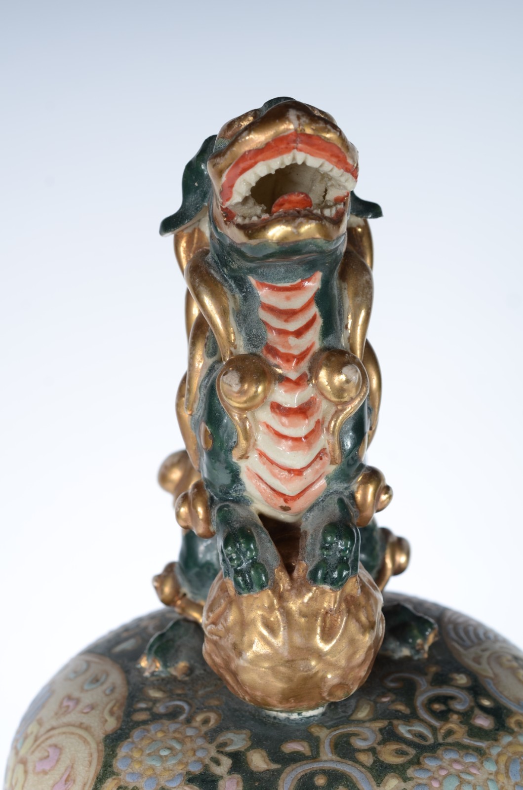 Potiche de porcelana oriental, decorado com flores e "laçarotes" em... - foto 3 de 8