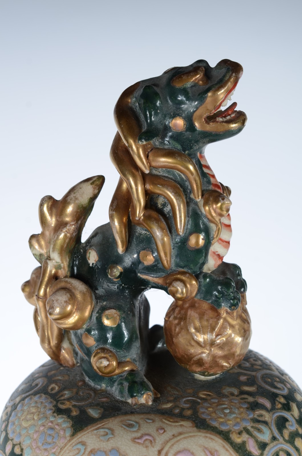 Potiche de porcelana oriental, decorado com flores e "laçarotes" em... - foto 4 de 8