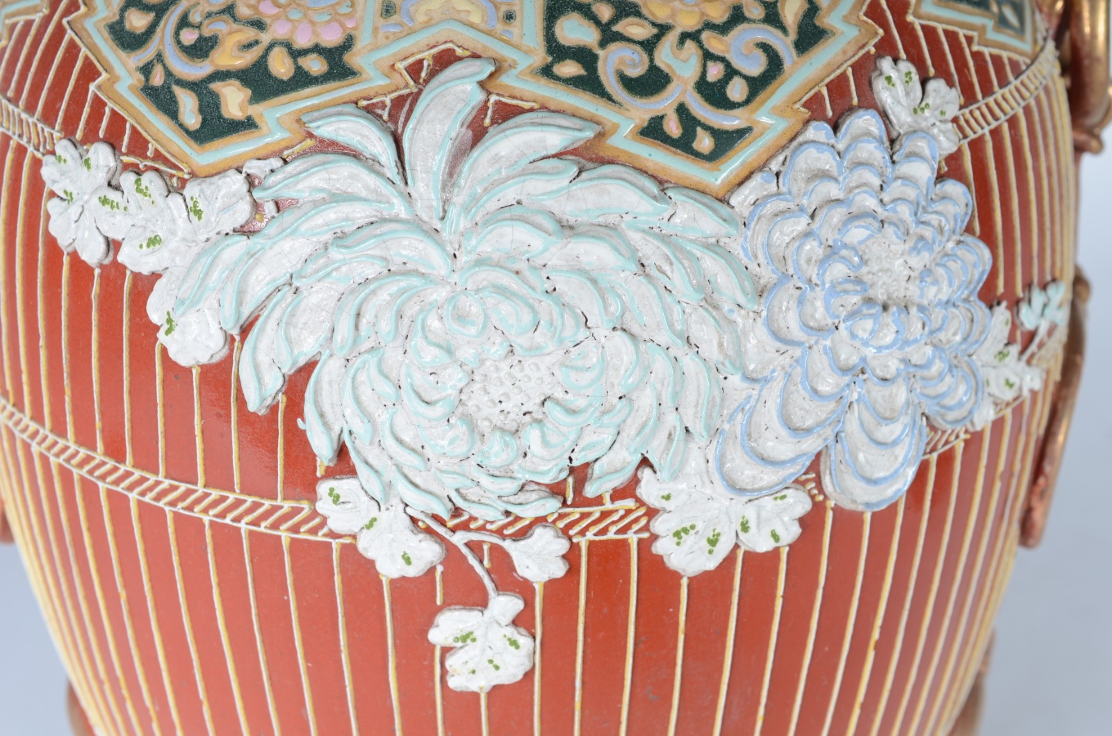 Potiche de porcelana oriental, decorado com flores e "laçarotes" em... - foto 5 de 8
