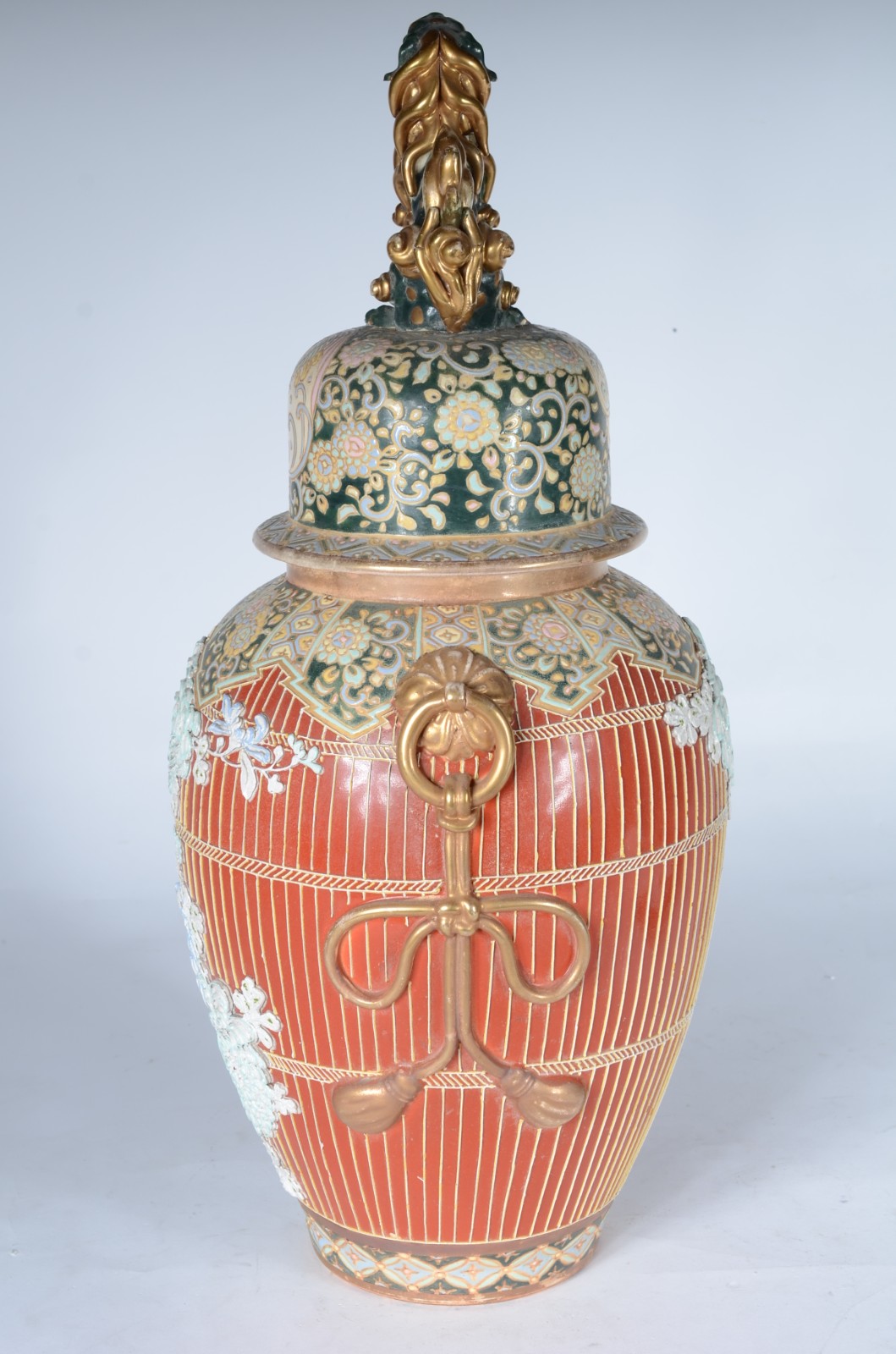 Potiche de porcelana oriental, decorado com flores e "laçarotes" em... - foto 6 de 8