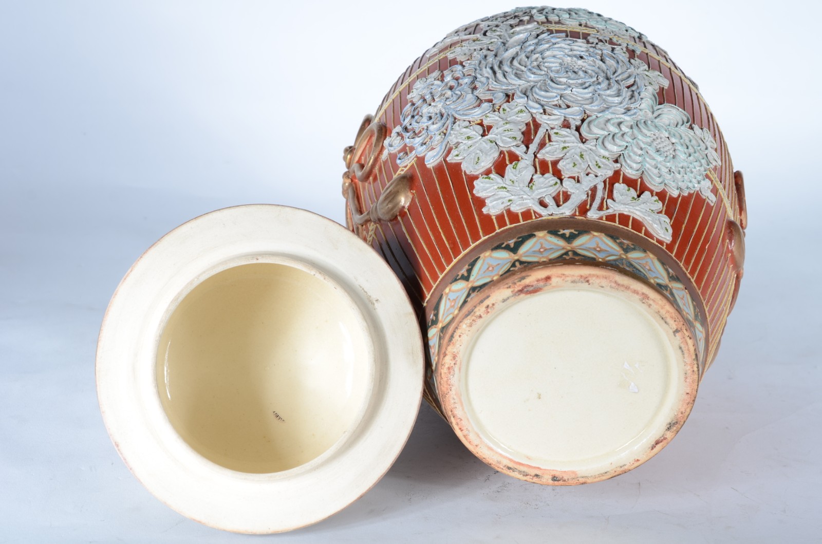 Potiche de porcelana oriental, decorado com flores e "laçarotes" em... - foto 8 de 8