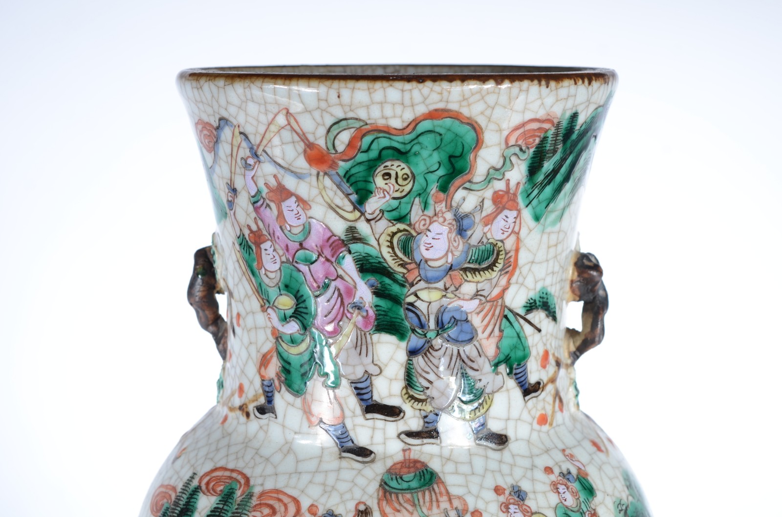 Vaso de porcelana chinesa craquelê com fundo branco decorado com... - foto 2 de 10