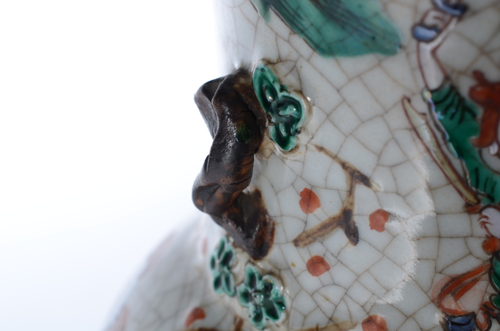 Vaso de porcelana chinesa craquelê com fundo branco decorado com... - foto 3 de 10