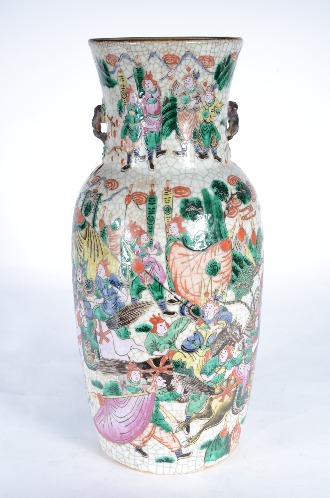 Vaso de porcelana chinesa craquelê com fundo branco decorado com... - foto 6 de 10