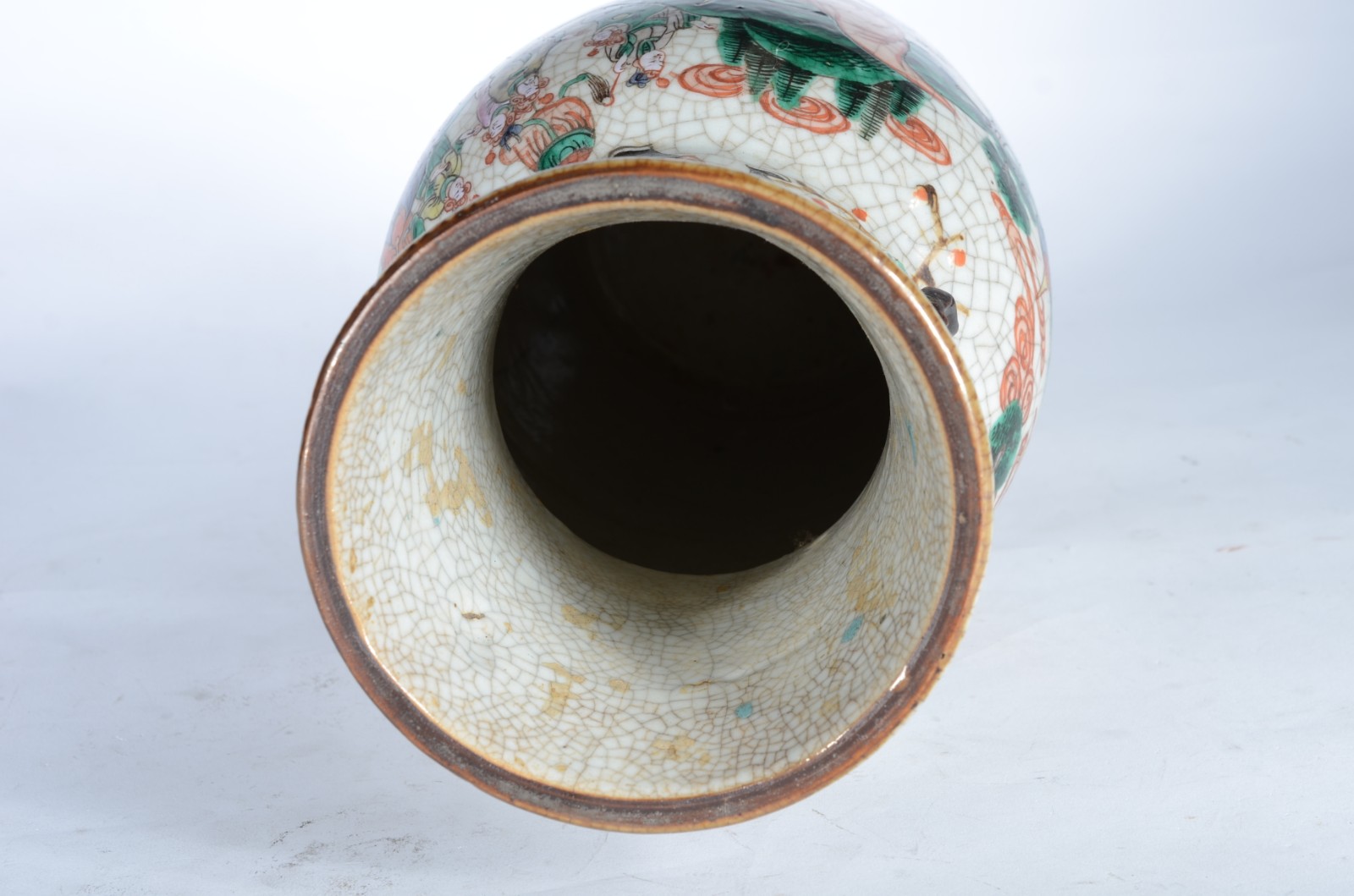 Vaso de porcelana chinesa craquelê com fundo branco decorado com... - foto 7 de 10