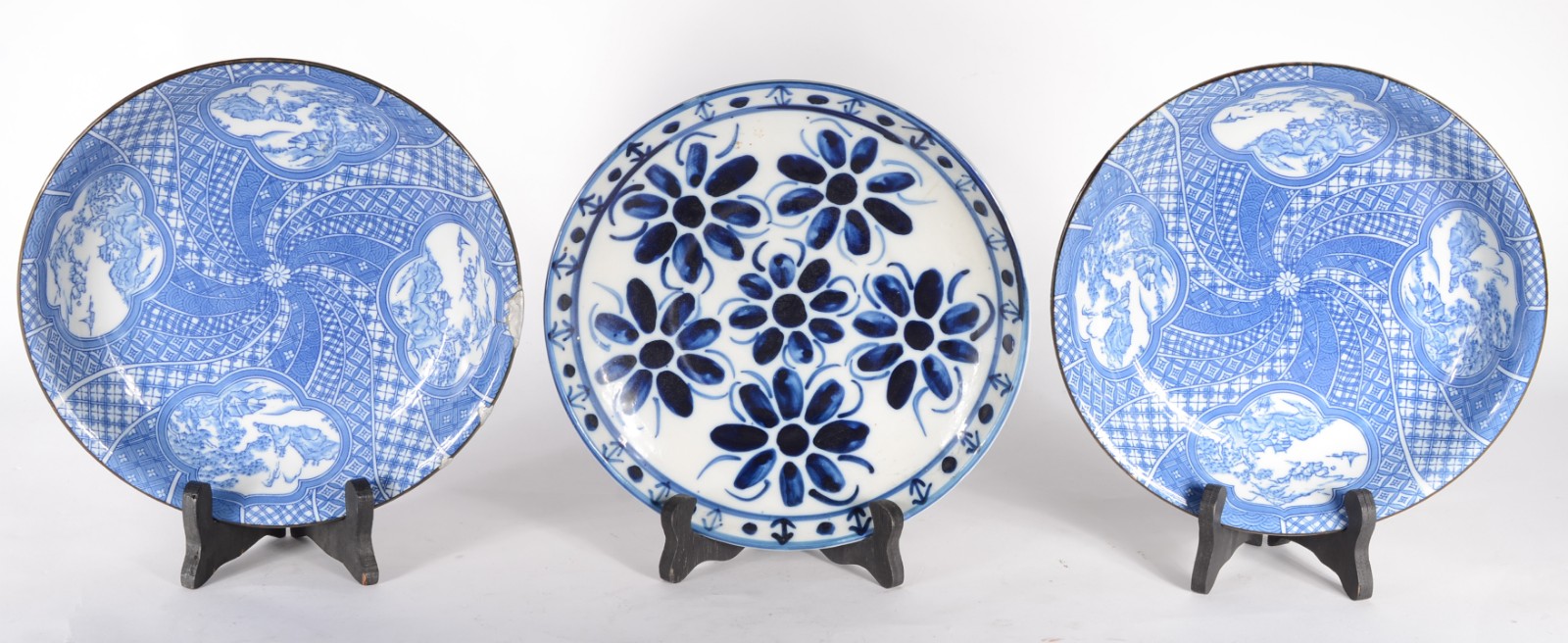 Três pratos, sendo dois pratos de porcelana oriental azul e branco e... - foto 1 de 10