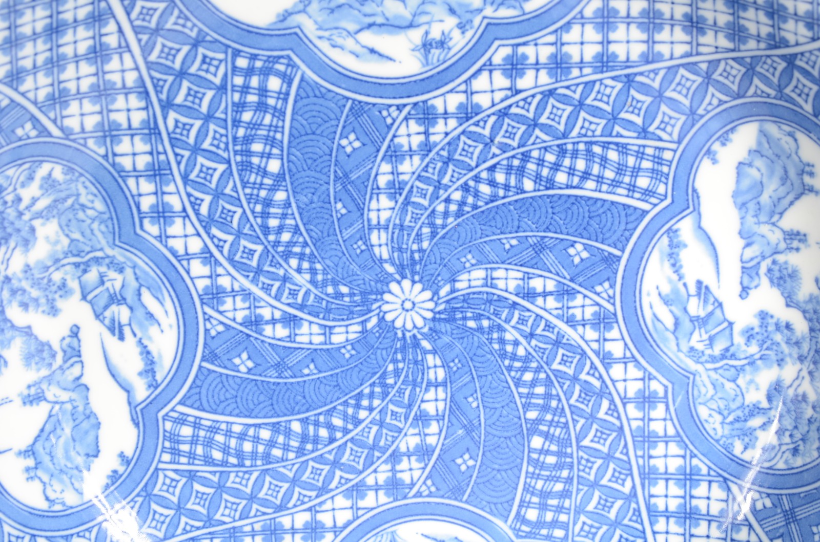 Três pratos, sendo dois pratos de porcelana oriental azul e branco e... - foto 2 de 10
