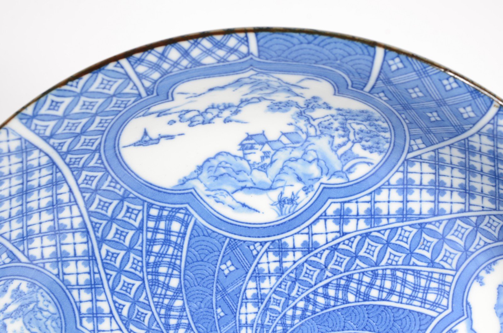 Três pratos, sendo dois pratos de porcelana oriental azul e branco e... - foto 3 de 10