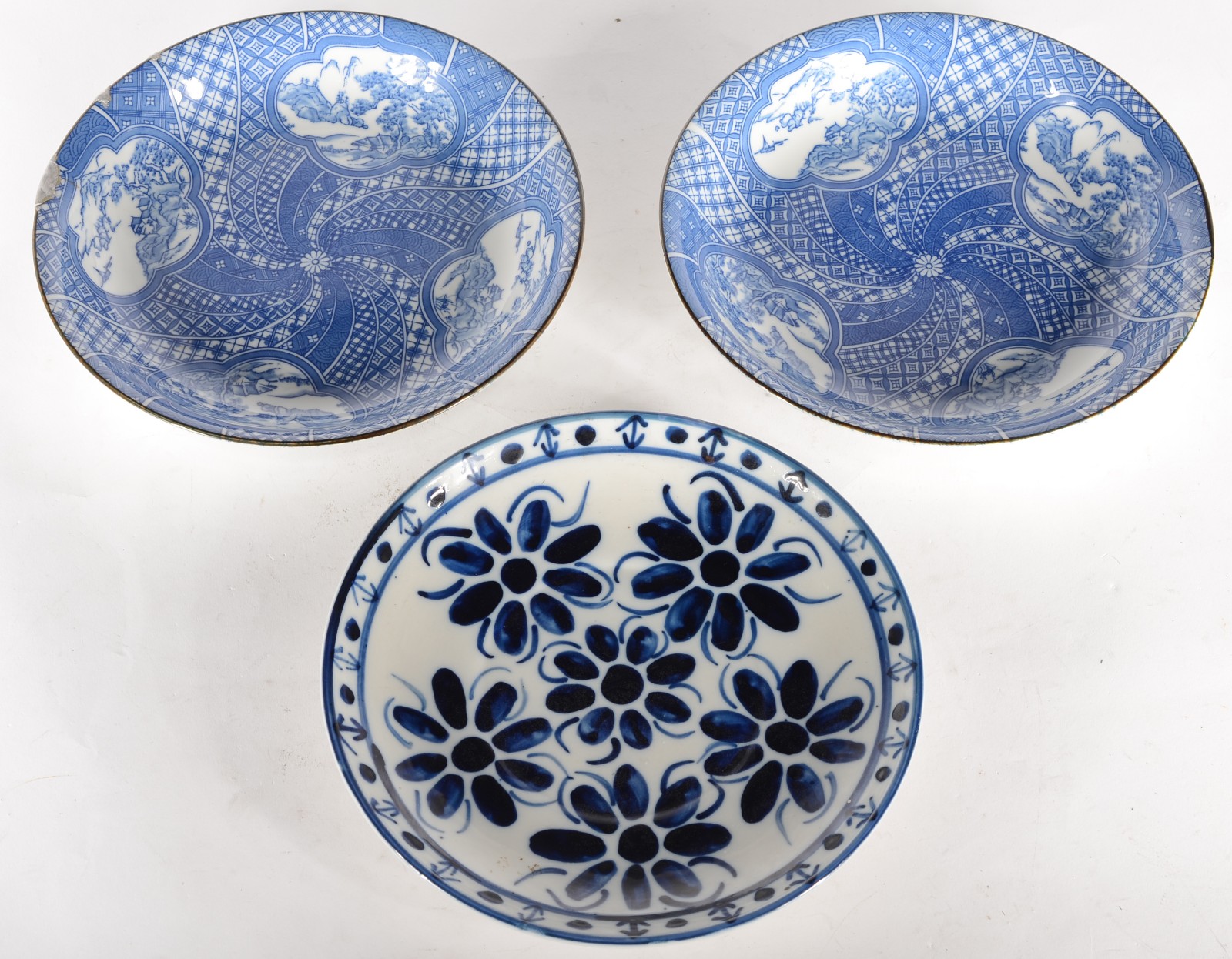 Três pratos, sendo dois pratos de porcelana oriental azul e branco e... - foto 4 de 10