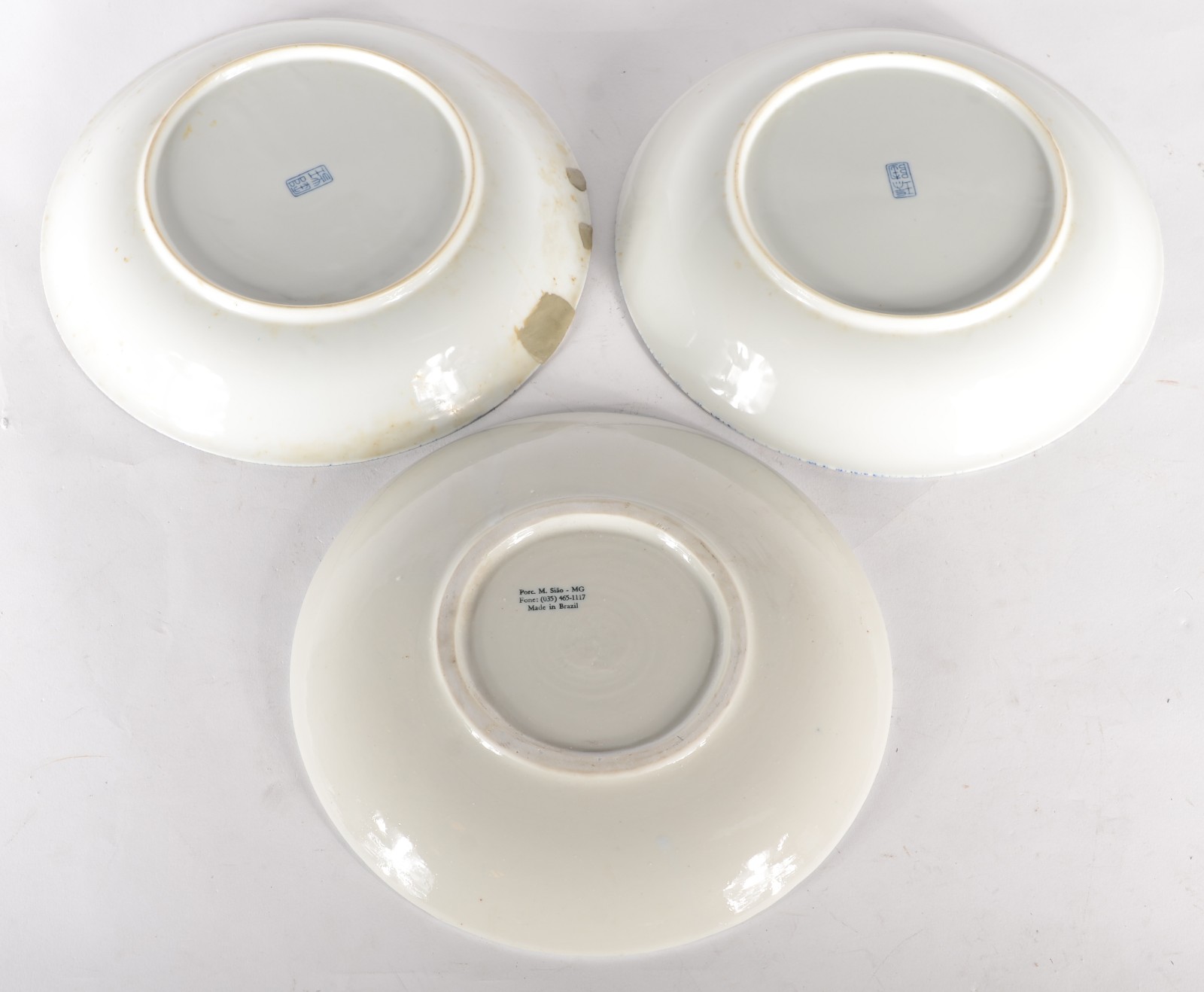 Três pratos, sendo dois pratos de porcelana oriental azul e branco e... - foto 5 de 10