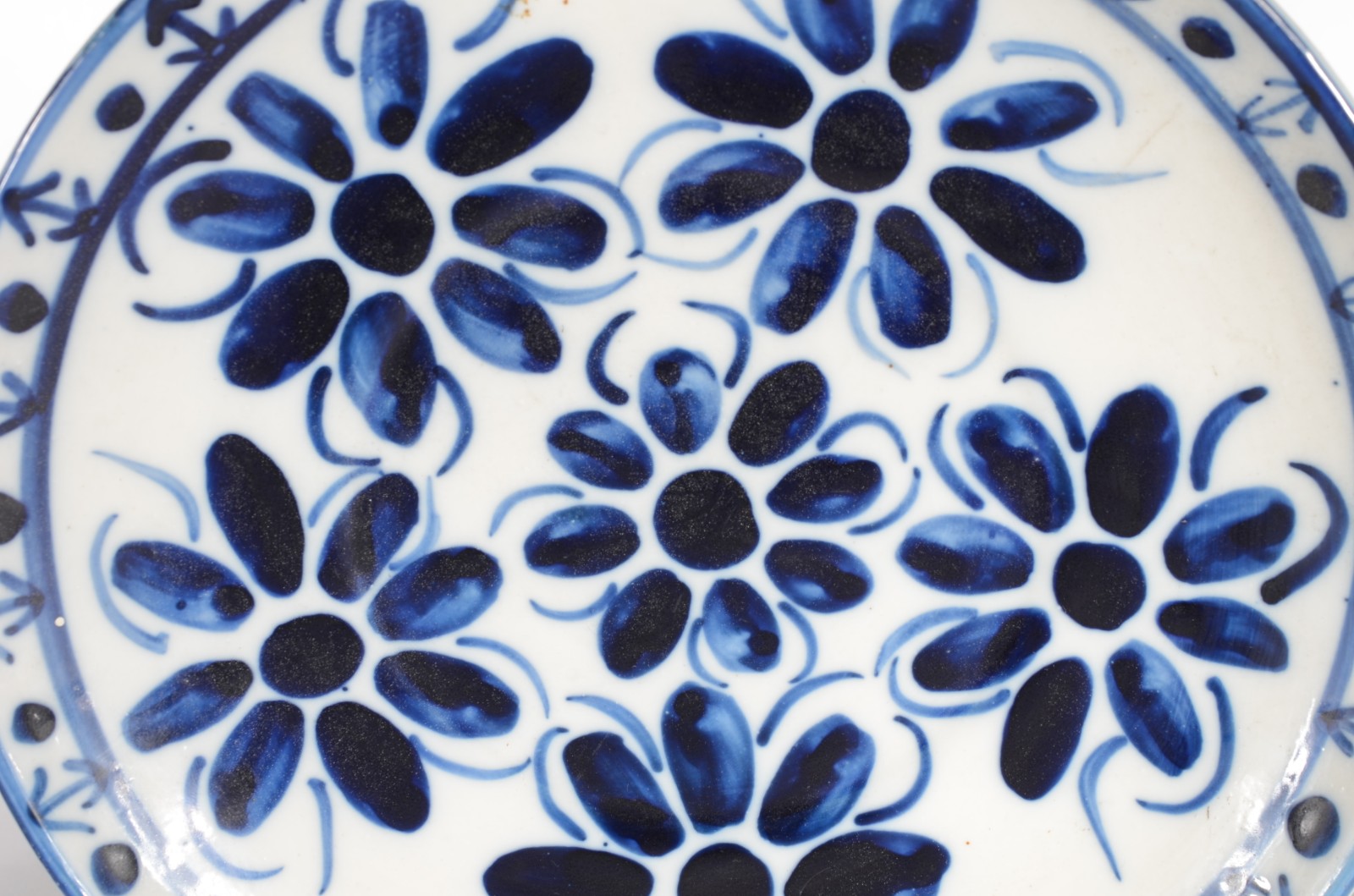 Três pratos, sendo dois pratos de porcelana oriental azul e branco e... - foto 6 de 10