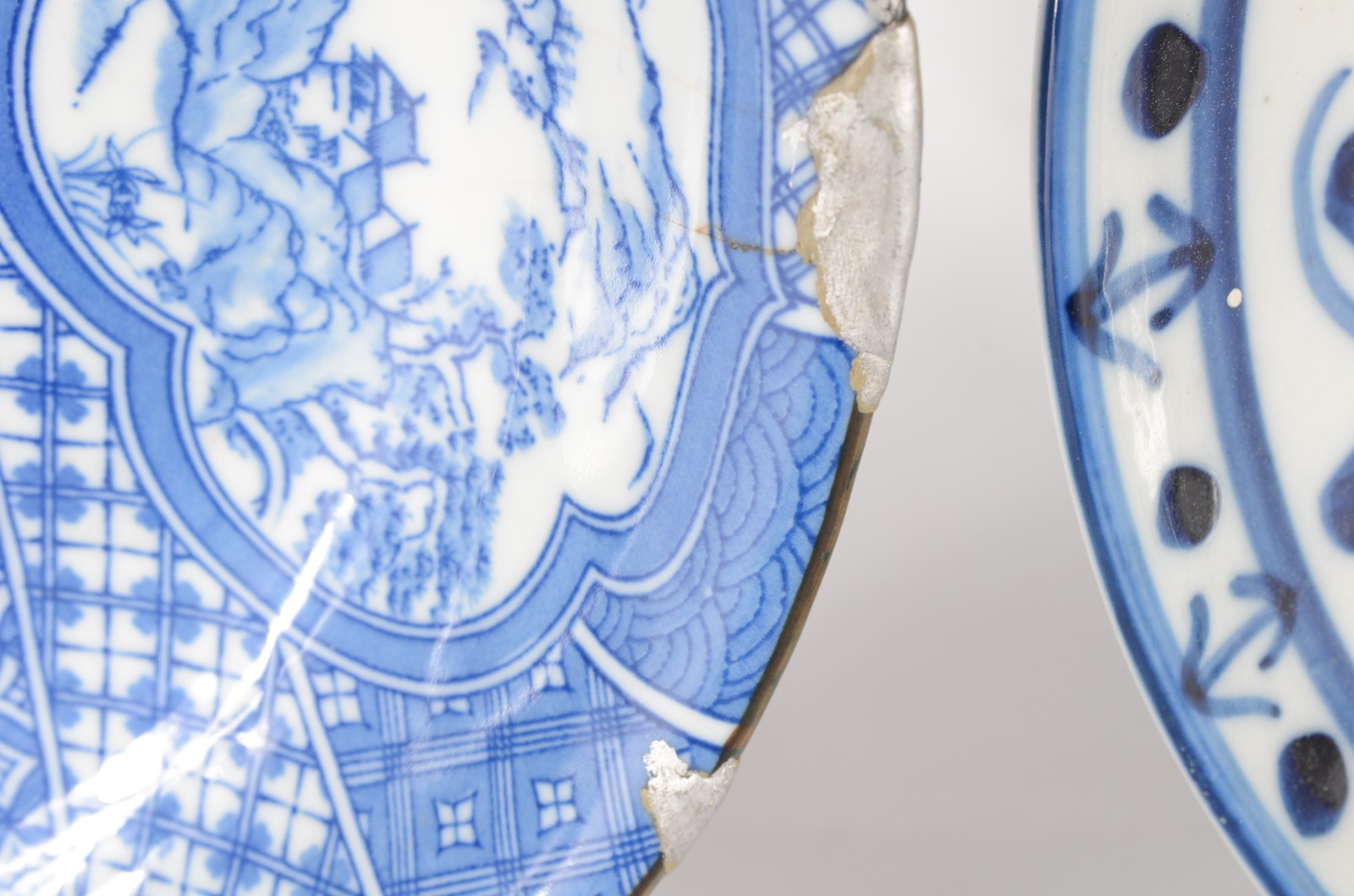 Três pratos, sendo dois pratos de porcelana oriental azul e branco e... - foto 7 de 10