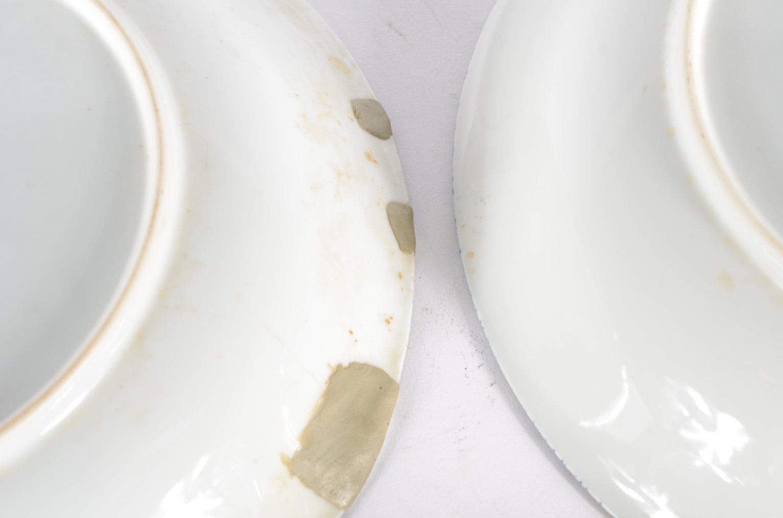 Três pratos, sendo dois pratos de porcelana oriental azul e branco e... - foto 8 de 10