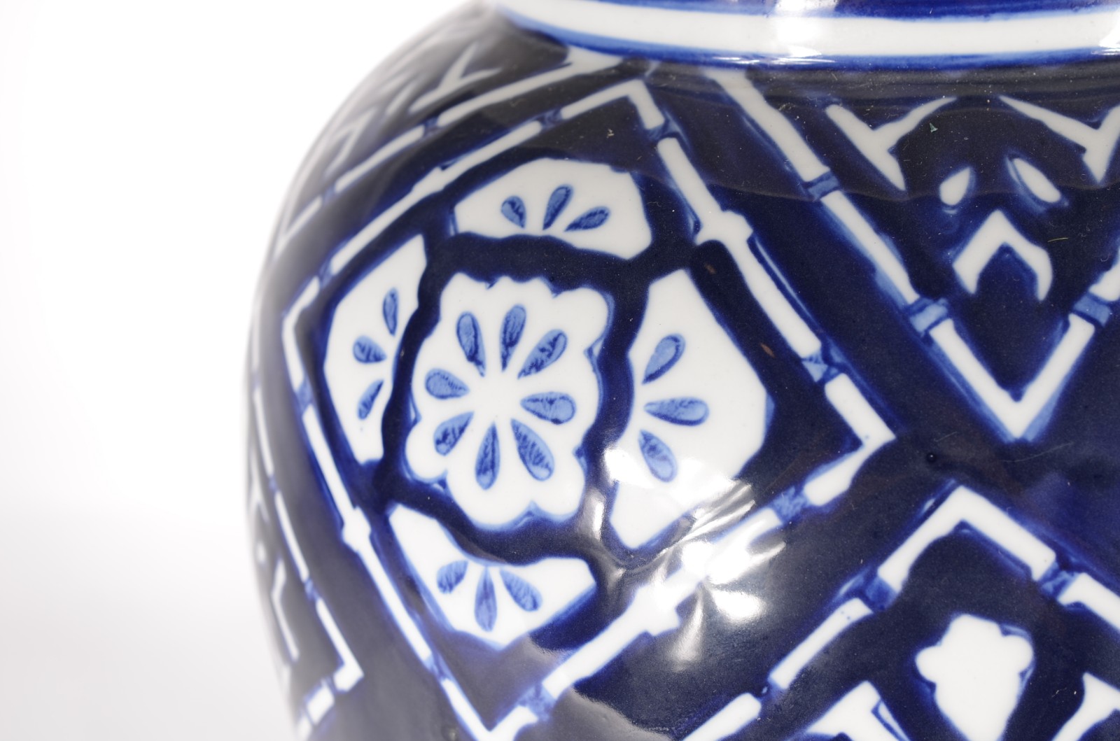 Potiche decorativo de porcelana azul e branca. - foto 3 de 6