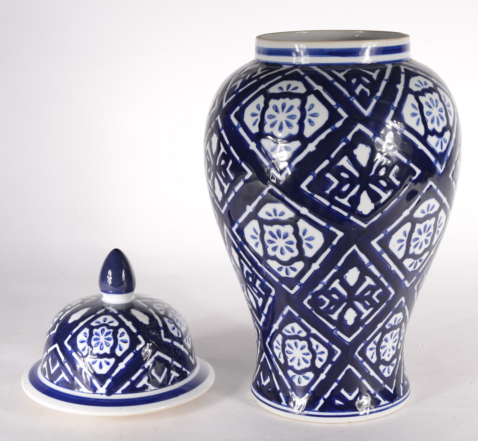 Potiche decorativo de porcelana azul e branca. - foto 5 de 6