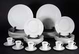 Saint James (1976),  - Aparelho de jantar de porcelana Saint James, composto de: 12 pratos rasos, 12 pratos de sobremesa e 8 xícaras de café com pires. Total: 32 peças.