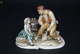 Estatueta de porcelana  italiana A. Borsato. Al... - Estatueta de porcelana  italiana A. Borsato. Altura 23 cm.