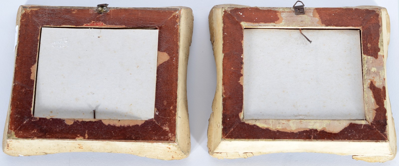 Par de placas de biscuit com pinturas representando casais... - foto 6 de 6