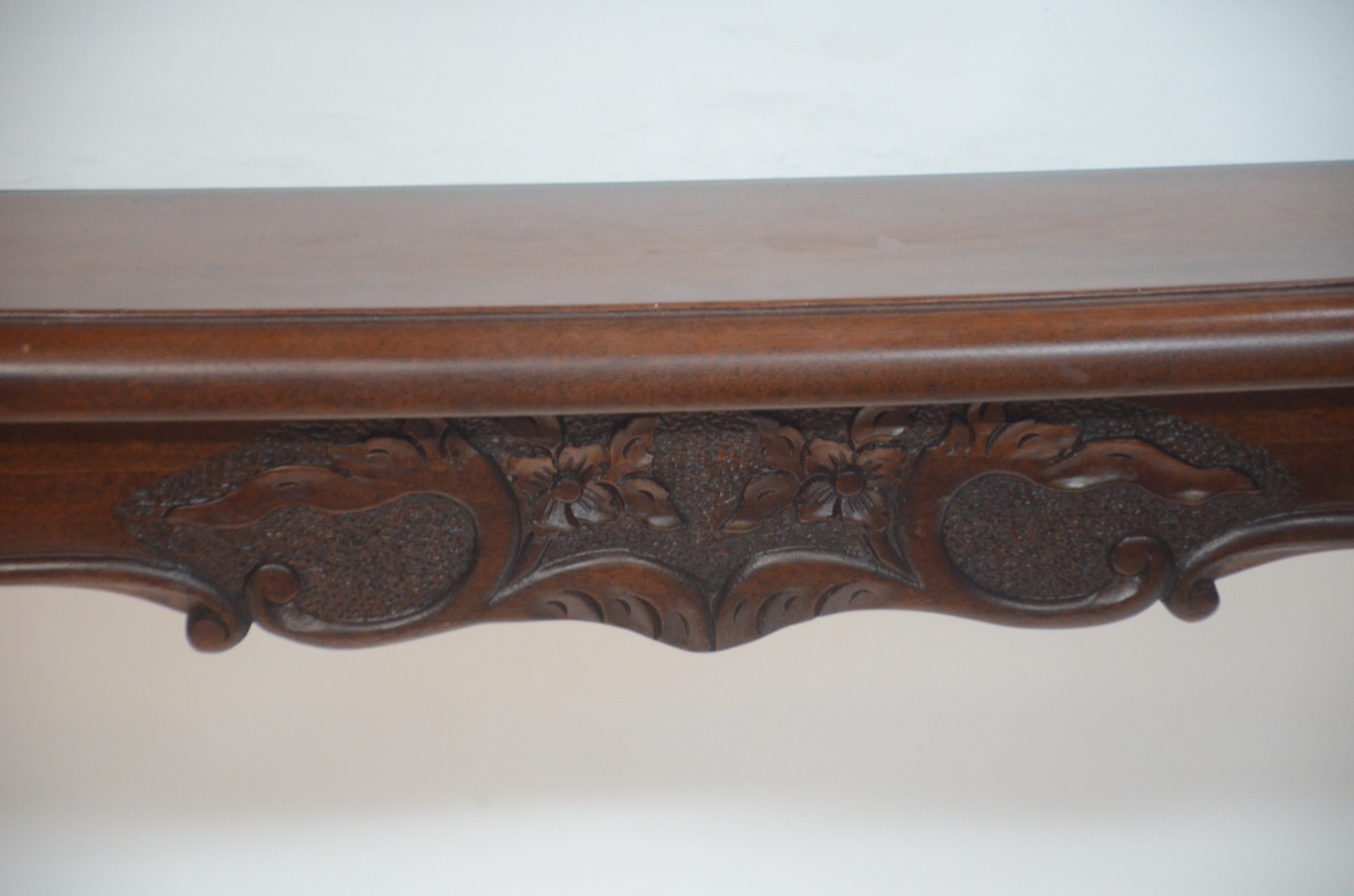 Mesa de jantar de madeira nobre, tampo de vidro, saia recortada e... - foto 5 de 11
