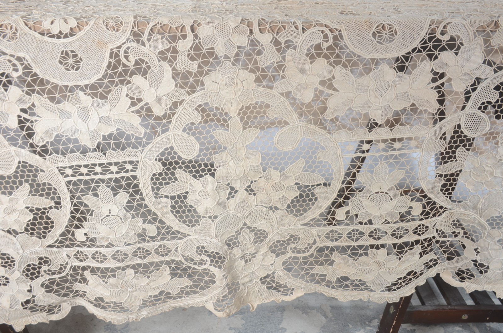 Toalha de mesa em renda veneziana na cor bege. - foto 2 de 9