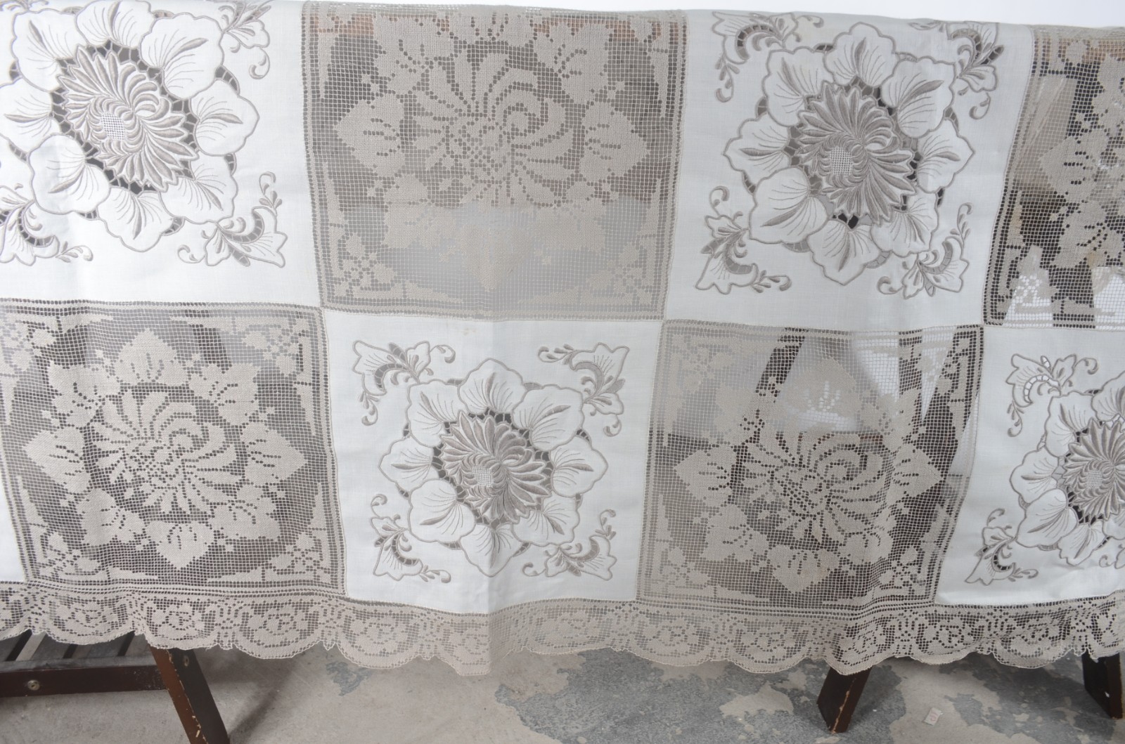 Toalha de mesa com rendas e bordados na cor bege e branca. - foto 2 de 10