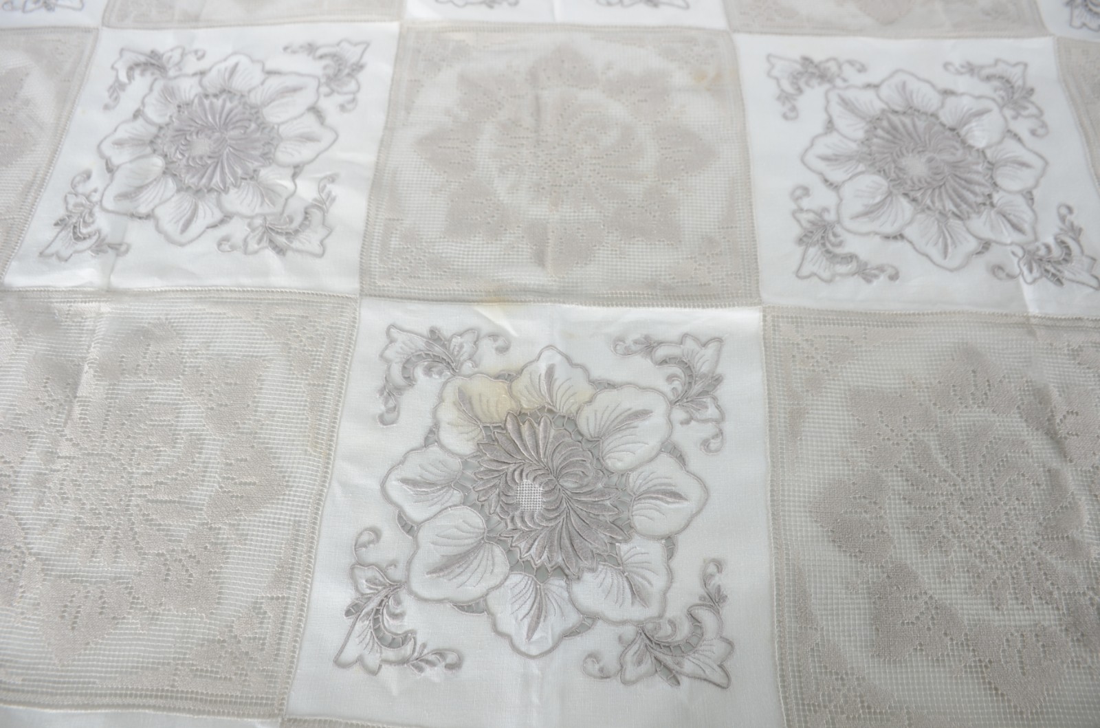 Toalha de mesa com rendas e bordados na cor bege e branca. - foto 3 de 10
