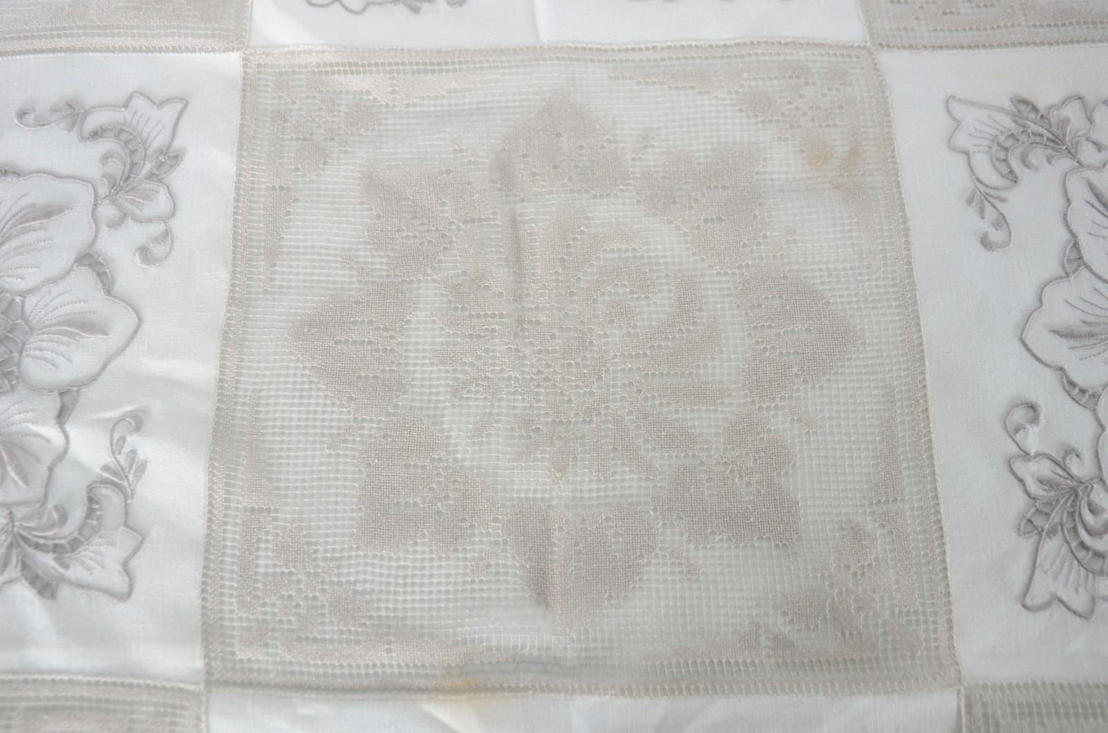 Toalha de mesa com rendas e bordados na cor bege e branca. - foto 6 de 10