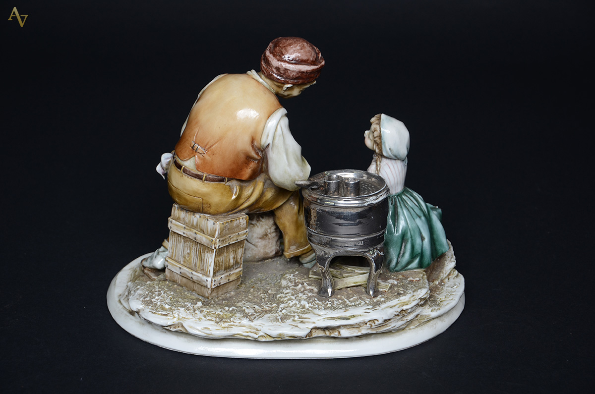 Estatueta de porcelana italiana A. Borsato. Altura 23 cm. - foto 2 de 2