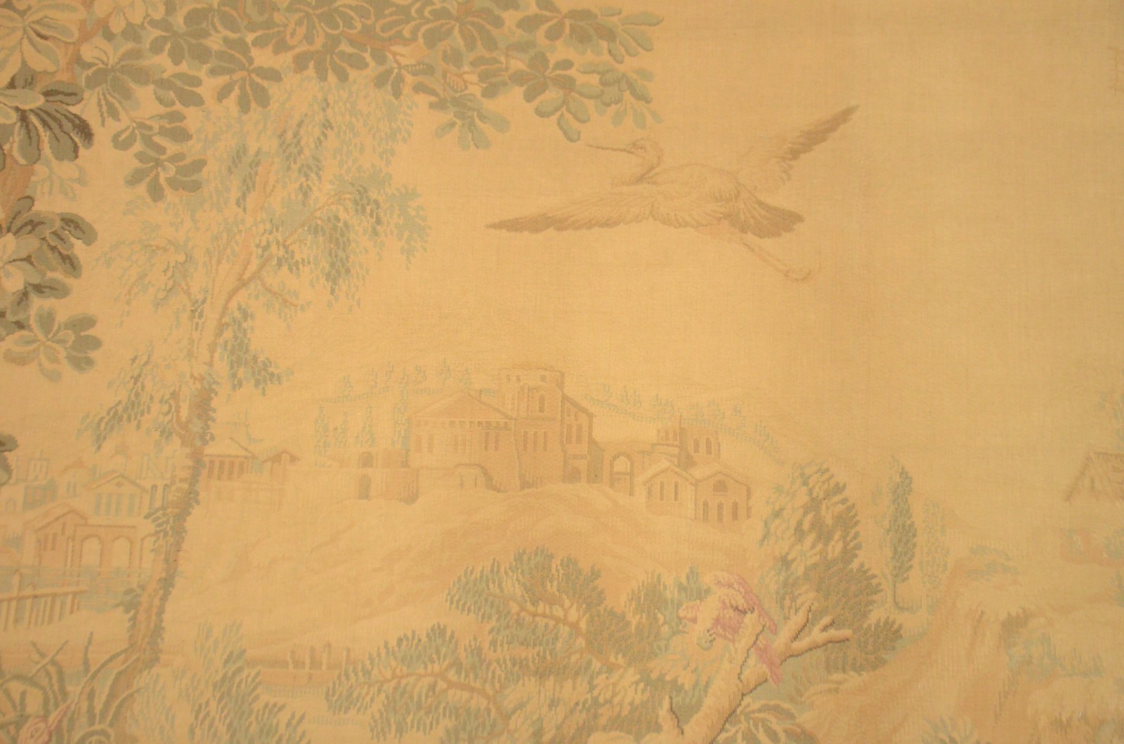 Grande tapeçaria gobelin com cena de paisagem e aves. Desgastes. - foto 3 de 5