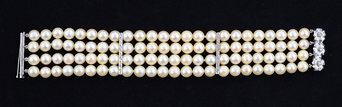 Pulseira de pérolas e ouro branco com brilhantes. Comprimento 18 cm.
