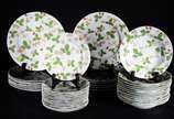 Aparelho de jantar de porcelana Roberto Simões,... - Aparelho de jantar de porcelana Roberto Simões, decorado com folhas verdes sobre fundo branco, composto de: 12 pratos rasos, 12 pratos fundos e ...