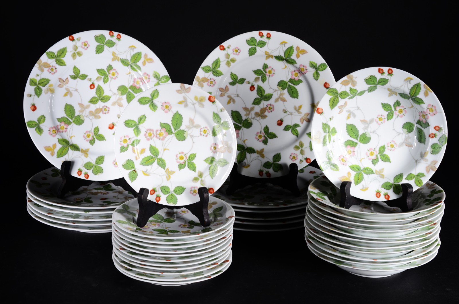 Aparelho de jantar de porcelana Roberto Simões, decorado com folhas... - foto 1 de 5