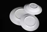 Aparelho de jantar de porcelana Roberto Simões,... - Aparelho de jantar de porcelana Roberto Simões, decorado com folhas verdes sobre fundo branco, composto de: 12 pratos rasos, 12 pratos fundos e ...