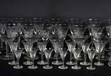 Serviço de cristal lapidado, composto de: 9 taç... - Serviço de cristal lapidado, composto de: 9 taças para vinho tinto, 10 taças para vinho branco, 8 taças para champagne (três com bicados), 7 taç...