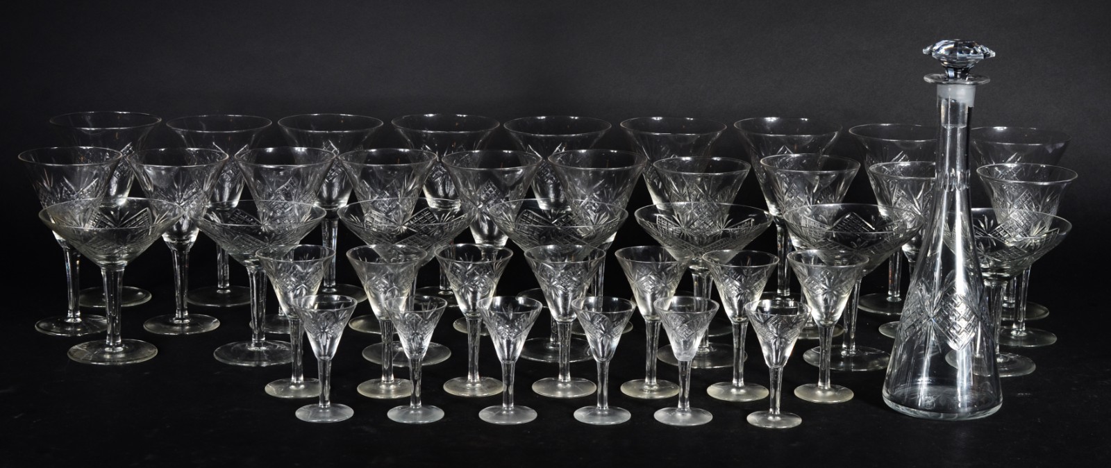 Serviço de cristal lapidado, composto de: 9 taças para vinho tinto... - foto 1 de 10