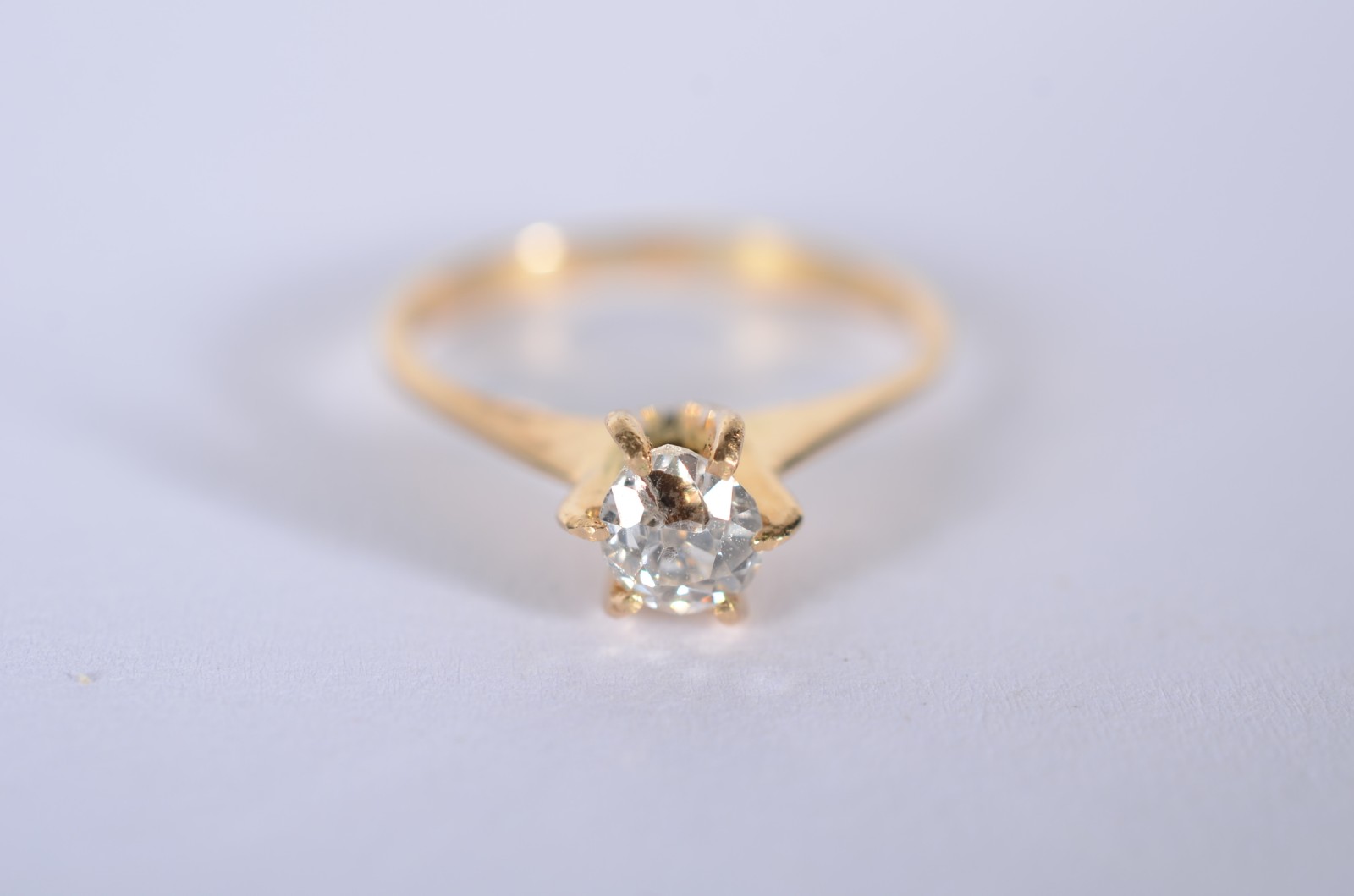 Solitário de ouro 18 k., contraste 750 mls e um brilhante de 0,40 ct... - foto 1 de 4